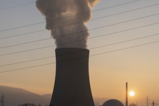 Les vérifications d'usage lancées fin mai nécessitent plus de temps que prévu et il s'est avéré nécessaire "de renforcer le système d'alimentation en eau", explique l'exploitant de la centrale nucléaire de Gösgen. (archives) KEYSTONE/GAETAN BALLY